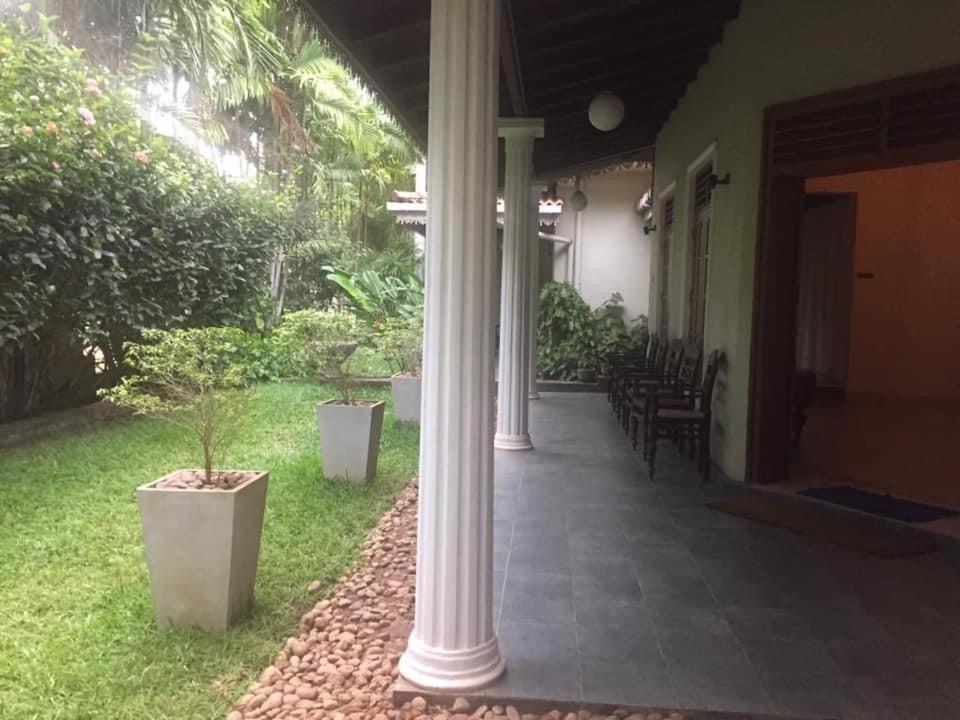 Hotel Sunflower Катарагама Екстериор снимка