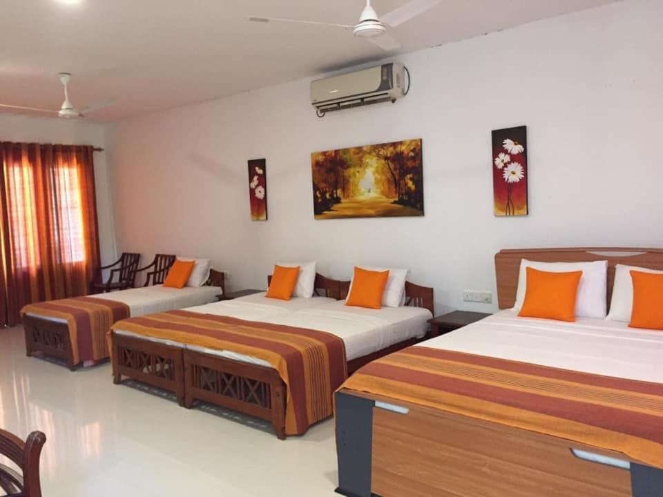 Hotel Sunflower Катарагама Екстериор снимка