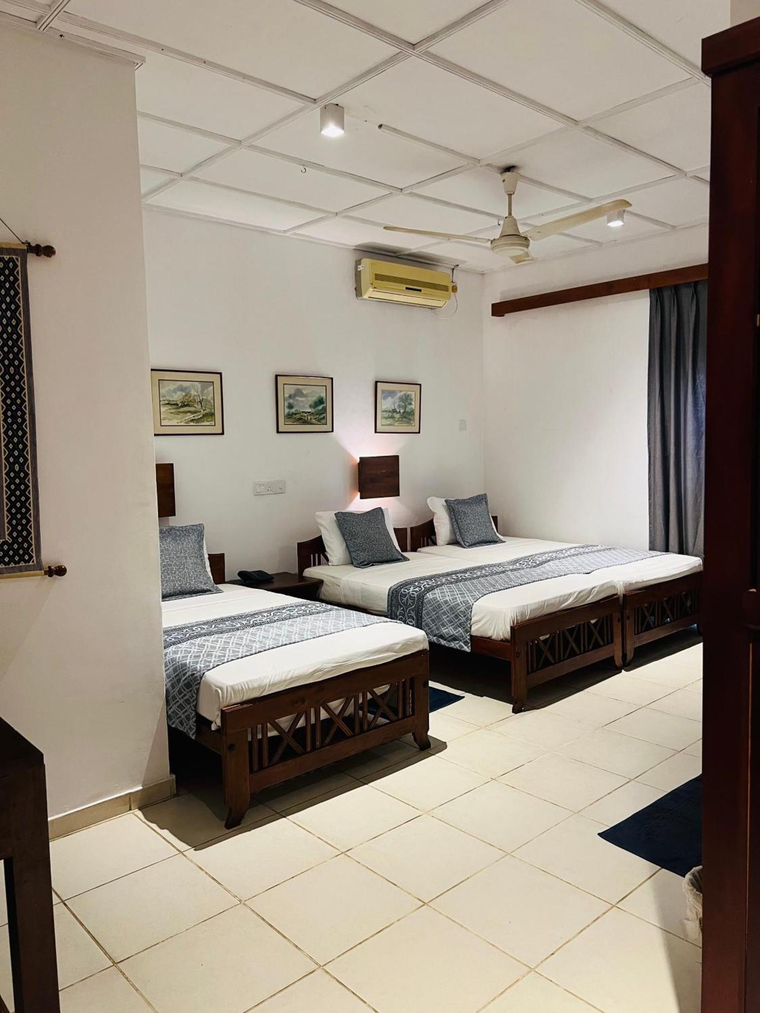 Hotel Sunflower Катарагама Екстериор снимка
