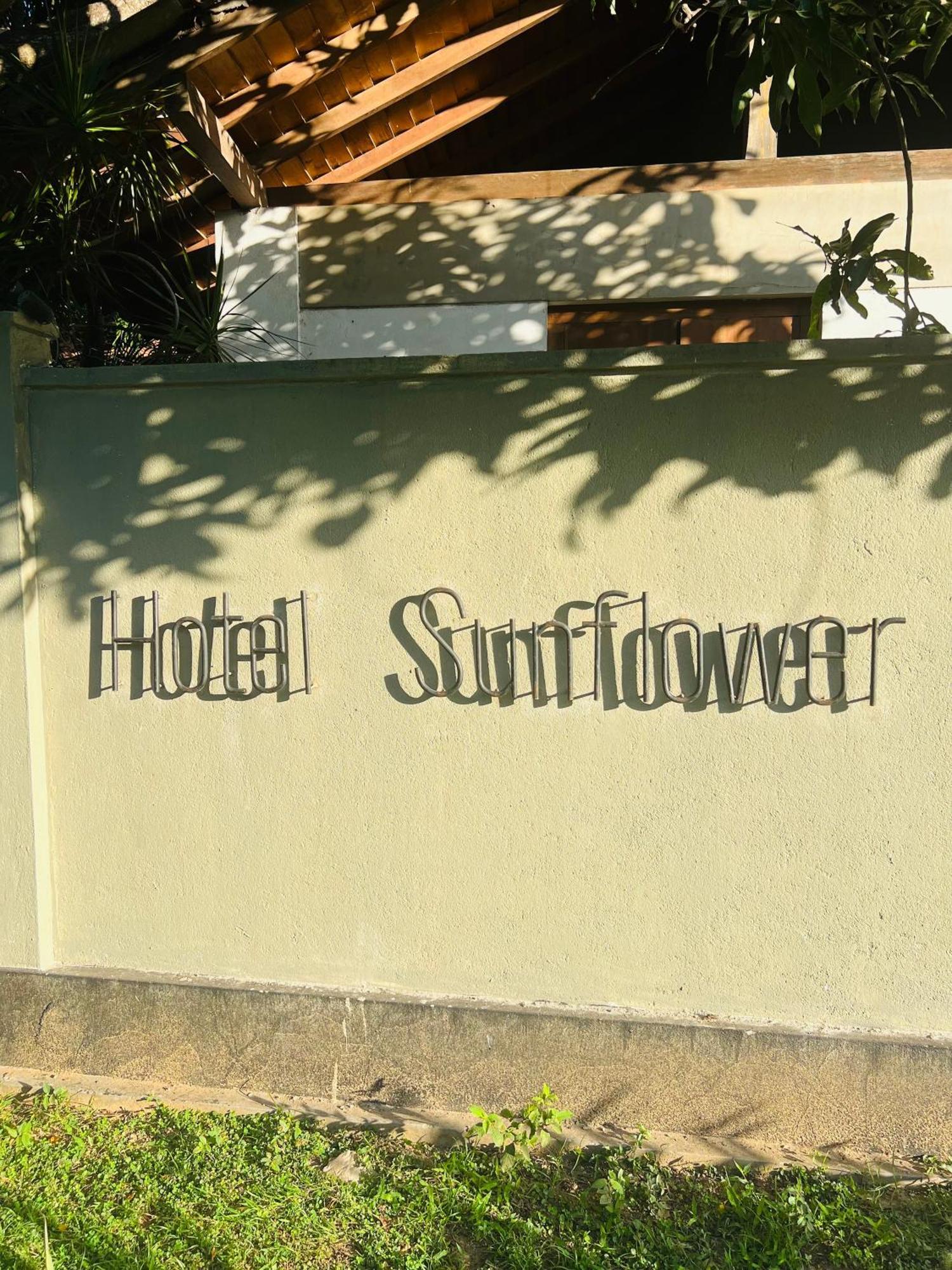 Hotel Sunflower Катарагама Екстериор снимка