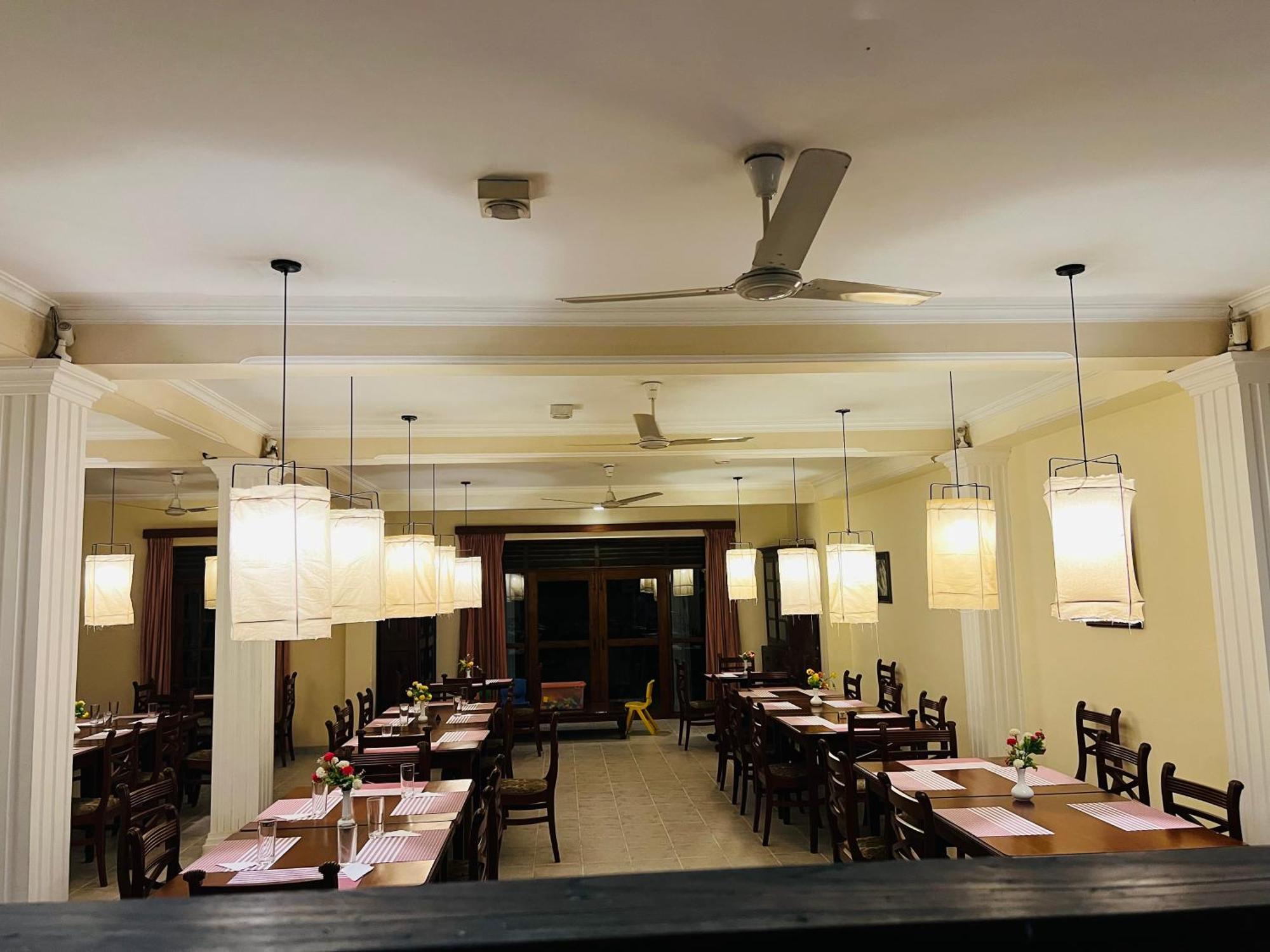 Hotel Sunflower Катарагама Екстериор снимка