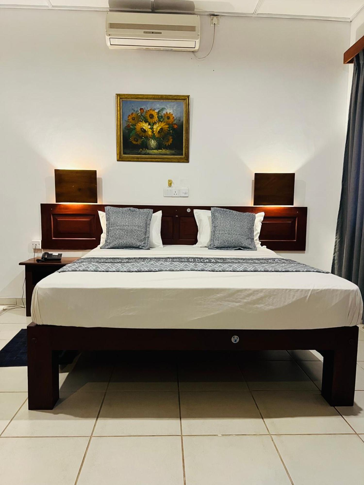 Hotel Sunflower Катарагама Екстериор снимка