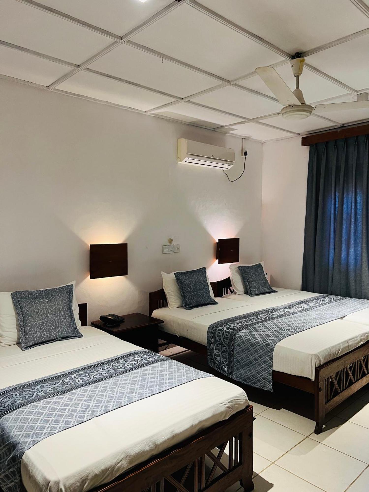 Hotel Sunflower Катарагама Екстериор снимка