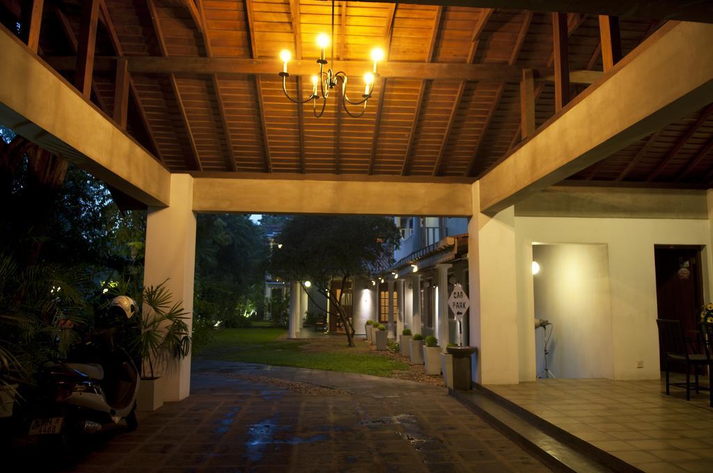 Hotel Sunflower Катарагама Екстериор снимка