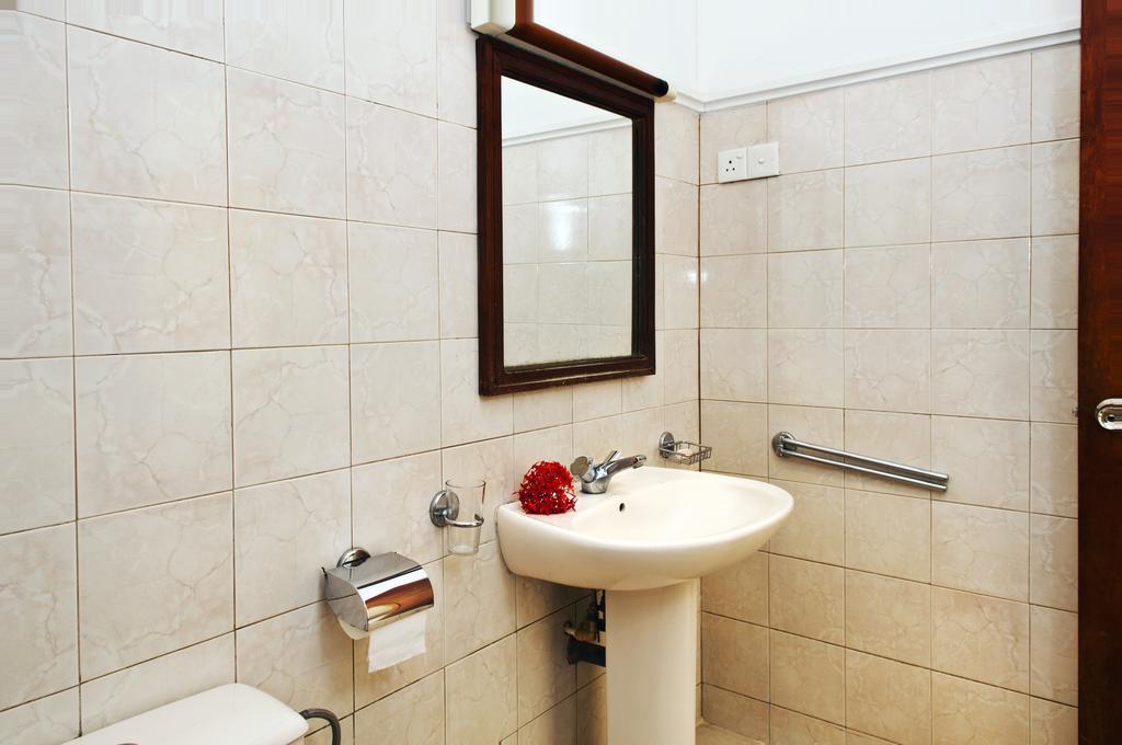 Hotel Sunflower Катарагама Стая снимка