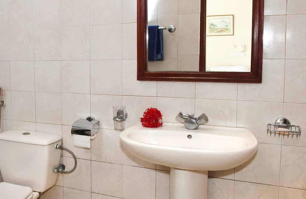 Hotel Sunflower Катарагама Стая снимка