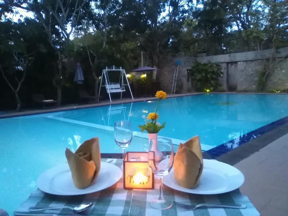 Hotel Sunflower Катарагама Екстериор снимка