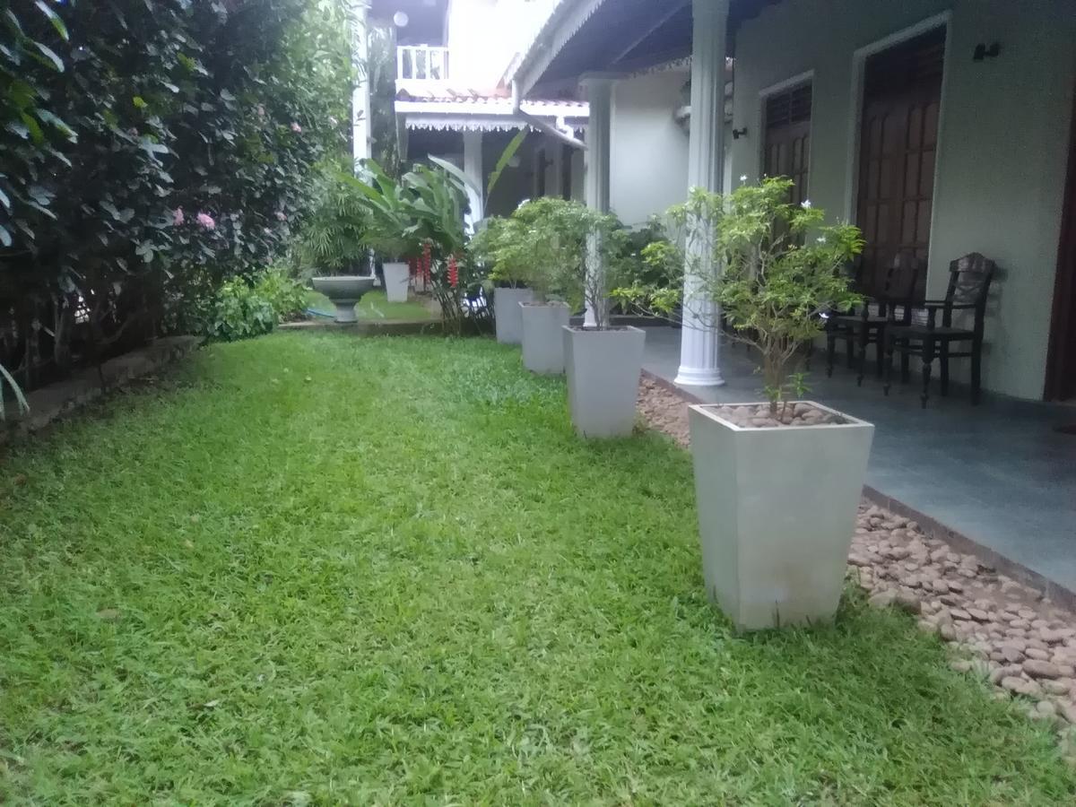 Hotel Sunflower Катарагама Екстериор снимка