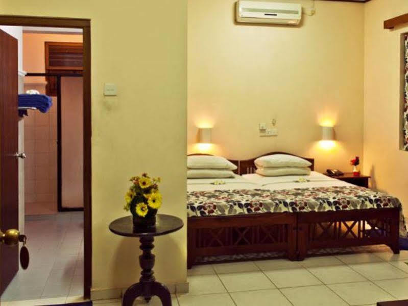 Hotel Sunflower Катарагама Екстериор снимка