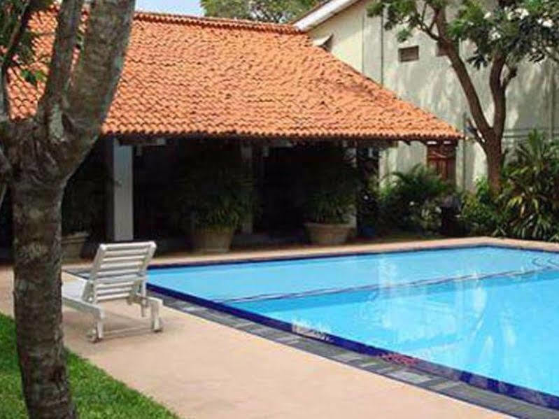 Hotel Sunflower Катарагама Екстериор снимка