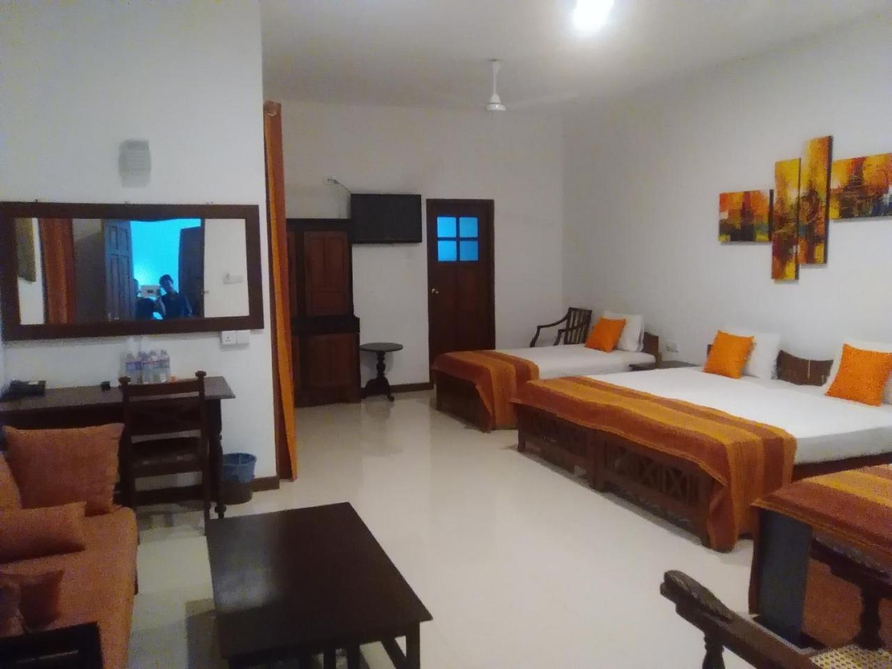 Hotel Sunflower Катарагама Екстериор снимка