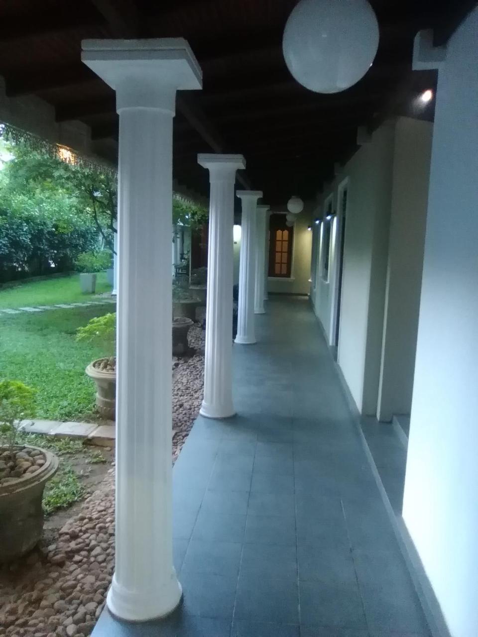 Hotel Sunflower Катарагама Екстериор снимка