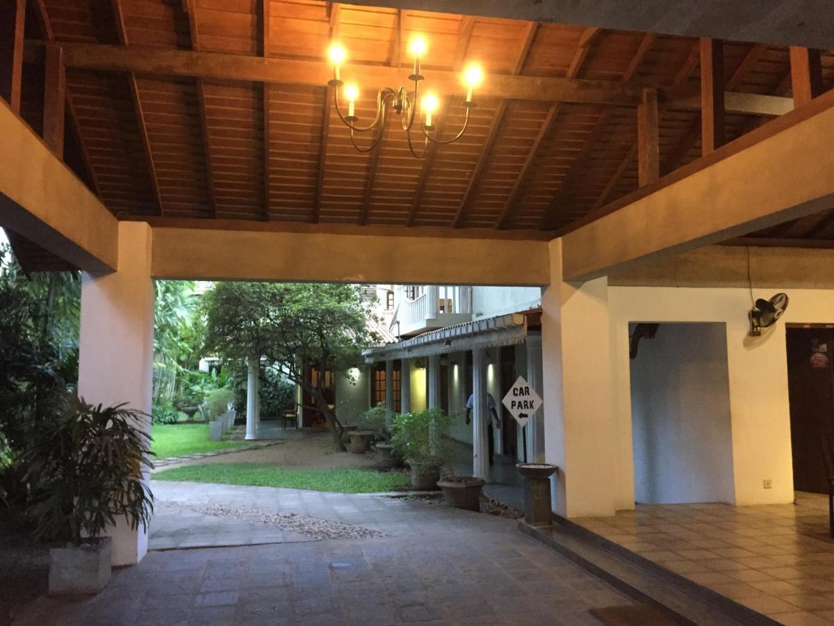 Hotel Sunflower Катарагама Екстериор снимка